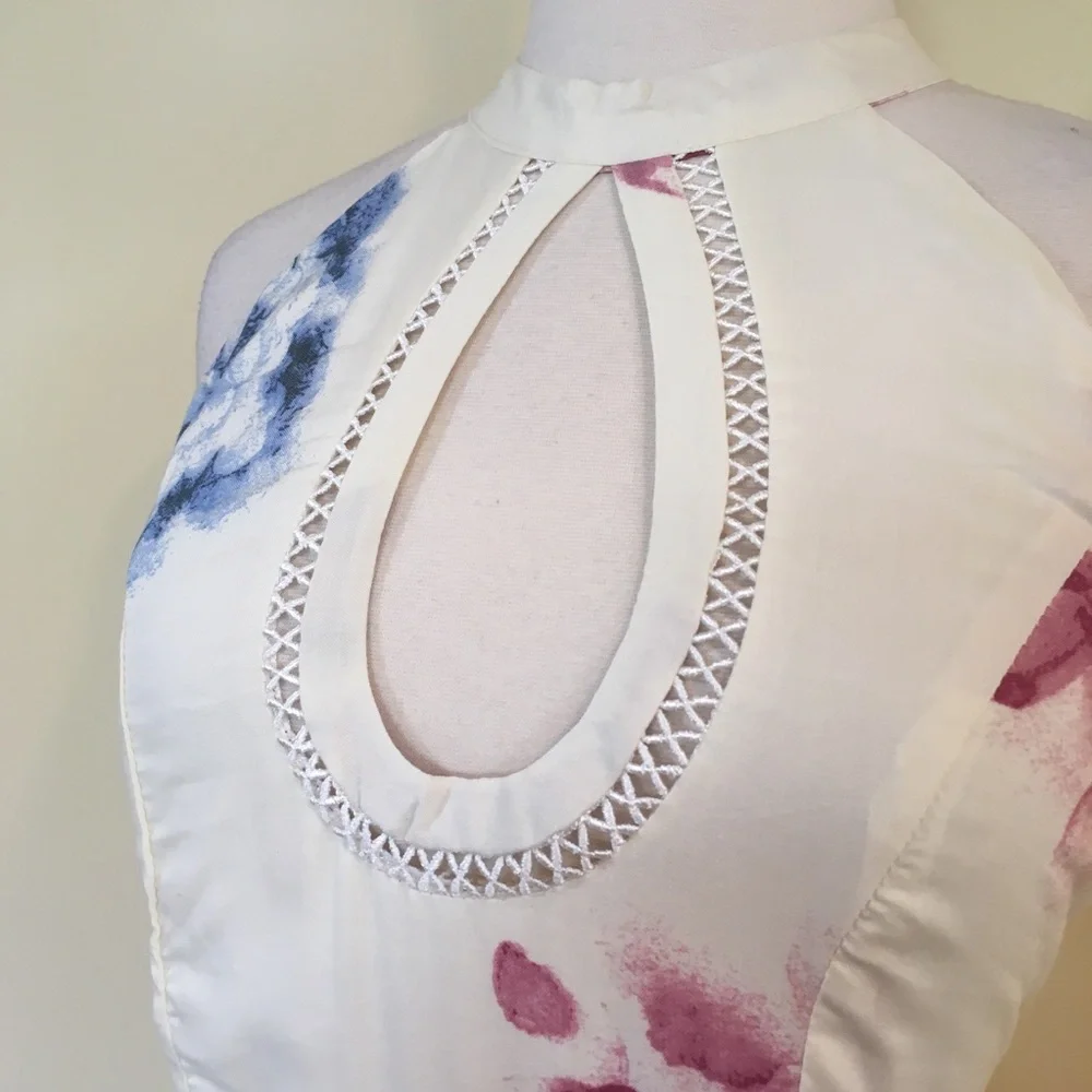 Crochet Inset Mock Halter Keyhole Floral Romper - Picture 3 of 8